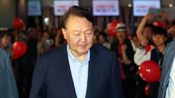 윤석열 전 대통령이 21일 서울 메가박스 동대문에서 이영돈 PD가 제작한 다큐멘터리 영화 '부정선거, 신의 작품인가'를 관람하기 위해 상영관으로 향하고 있다. 연합뉴스