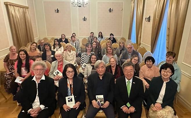 부다페스트 출판기념회에 참석한 최동호 시인(앞줄 가운데)과 부인 김구슬 시인(왼쪽 두번째), 홍규덕 주헝가리 대사 부부.