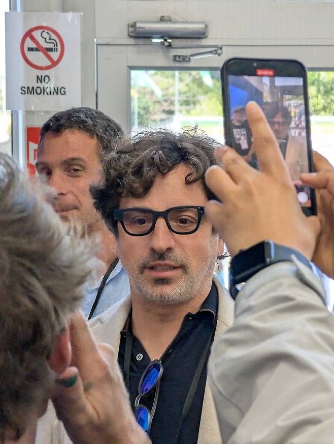 세르게이 브린 구글 공동창업자가 20일(현지시간) 미국 마운틴뷰 구글 본사에서 열린 개발자대회(I/O)에서 스마트안경 시제품을 착용해보고 있다./ 송영찬 특파원