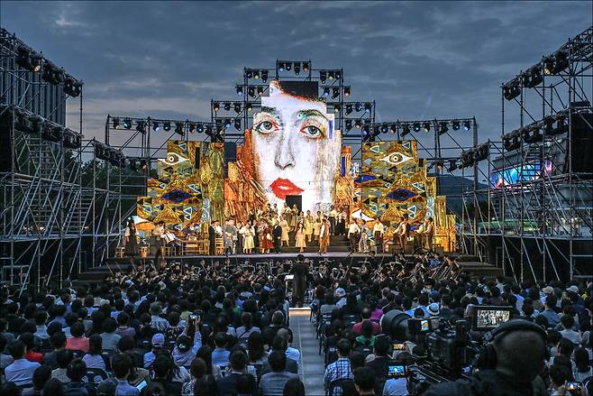 지난해 6월 서울 종로구 광화문광장에서 서울시오페라단의 야외 오페라 <카발레리아 루스티카나>가 공연되고 있다. 세종문화회관 제공