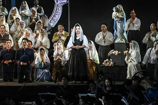 지난해 6월 서울 종로구 광화문광장에서 서울시오페라단의 야외 오페라 <카발레리아 루스티카나>가 공연되고 있다. 세종문화회관 제공