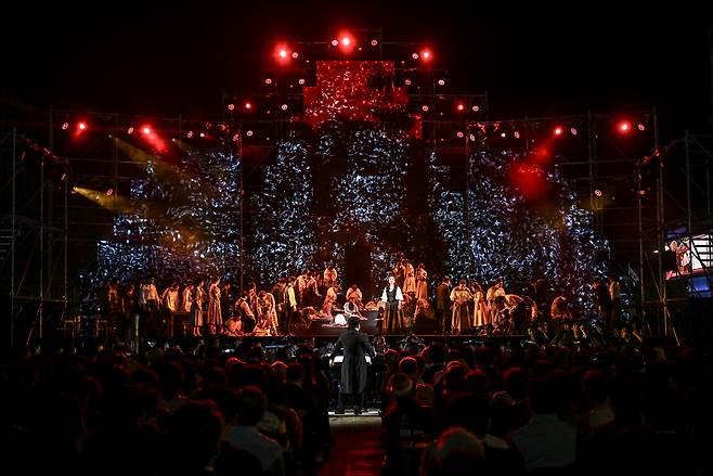 지난해 6월 서울 종로구 광화문광장에서 서울시오페라단의 야외 오페라 <카발레리아 루스티카나>가 공연되고 있다. 세종문화회관 제공