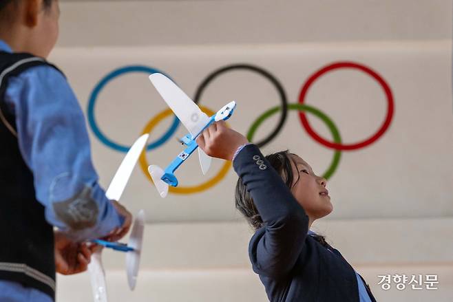 대한항공과 아시아나항공 임직원들이 21일 몽골 울란바토르시 바가노르구에 위치한 군갈루타이 국립학교에서 항공공학 체험 수업을 진행하고 있다. 현지 학생들은 임직원들과 함께 비행기 모형을 만들고 날리며 비행 원리를 배우는 시간을 가졌다. 올해는 대한항공이 아시아나항공을 인수한 이후 양사 임직원이 함께한 첫 현장 봉사로 협력과 나눔의 의미를 더했다. 공항사진기자단