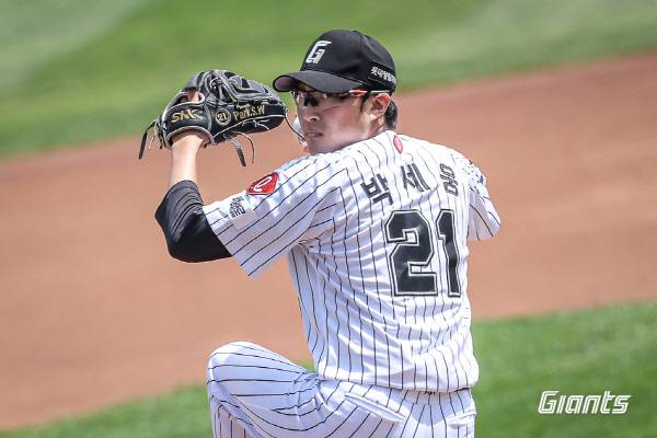 롯데 김태형 감독은 오는 22일로 알려졌던 박세웅 선발 일정을 23일로 하루 늦춘다고 밝혔다. 사진은 지난 17일 삼성전에서 공을 던지는 박세웅 모습. 롯데 자이언츠 제공