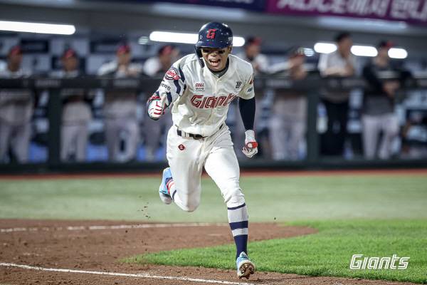 21일 부산 사직구장에서 열린 LG와 3연전 두 번째 경기에서 롯데 타자 장두성이 4회 역전 적시타를 친 뒤 환호하고 있다. 롯데 자이언츠 제공