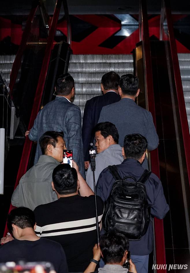 윤석열 전 대통령과 전직 한국어 강사 전한길 씨가 21일 서울 동대문구 한 영화관에서 부정선거를 다룬 영화 '부정선거, 신의 작품인가'를 관람하기 위해 입장하고 있다.