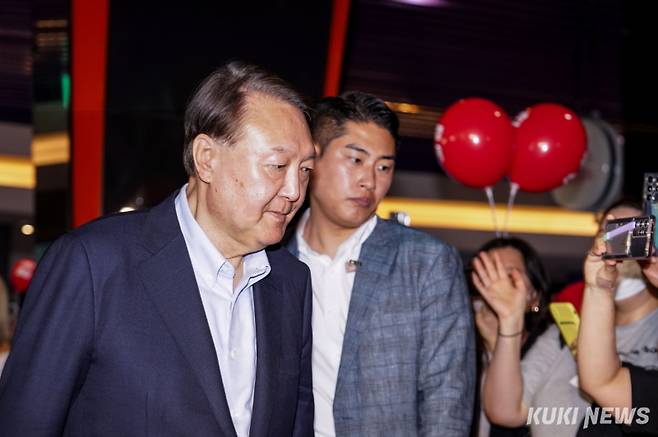 윤석열 전 대통령이 21일 서울 동대문구 한 영화관에서 부정선거를 다룬 영화 ‘부정선거, 신의 작품인가’를 관람하기 위해 입장하고 있다. 유희태 기자