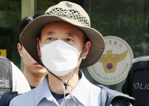 2명이 숨지고 2명이 다친 시흥 살인사건의 피의자 차철남이 21일 오전 구속전 피의자심문(영장실질심사)에 출석하기 위해 경기 시흥경찰서 유치장을 나서고 있다. 연합뉴스
