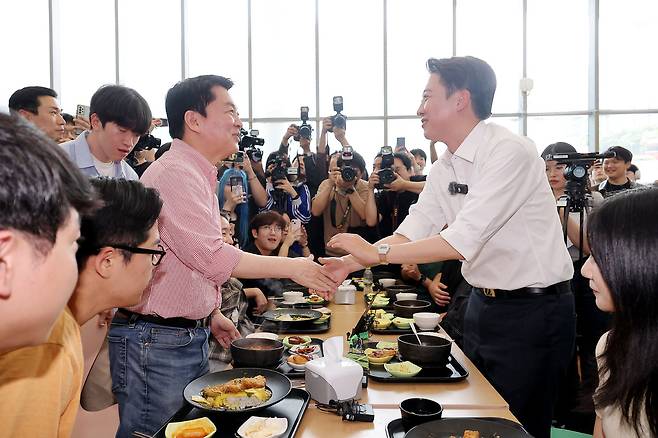 '학식먹자 이준석'에 나타난 안철수 의원. 연합뉴스