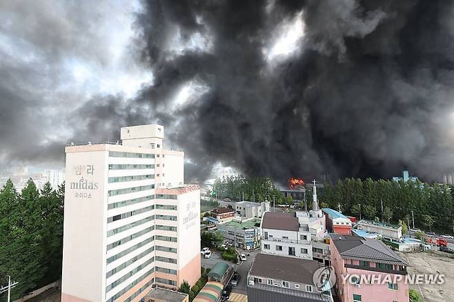 17일 오후 광주 광산구 송정동 금호타이어 광주공장에서 난 불로 일대가 검은 연기로 뒤덮여 있다. 연합뉴스.
