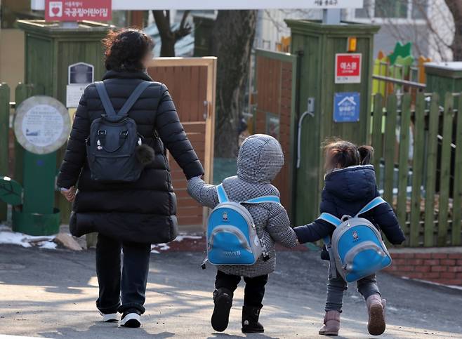 (서울=뉴스1) 이동해 기자 = 11일 서울시내 한 어린이집에서 어린이들이 등원하고 있다. 2025.2.11/뉴스1 Copyright (C) 뉴스1. All rights reserved. 무단 전재 및 재배포, AI학습 이용 금지. /사진=(서울=뉴스1) 이동해 기자