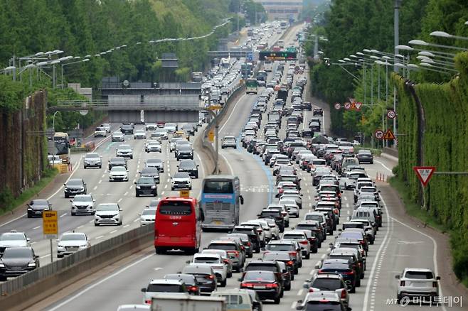 (서울=뉴스1) 황기선 기자 = 어린이날 연휴 마지막 날인 6일 서울 잠원IC 인근 경부고속도로 상(왼쪽)·하행선 방향 차량들이 서행하고 있다. 한국도로공사에 따르면 이날 전국 고속도로 이용 차량은 516만 대로, 일요일인 4일 586만 대보다 약 70만 대 줄어들 것으로 예상된다. 서울 방향 정체는 영동선과 서해안선을 중심으로 오후 4시쯤 가장 심할 것으로 전망했다. 2025.5.6/뉴스1 Copyright (C) 뉴스1. All rights reserved. 무단 전재 및 재배포, AI학습 이용 금지. /사진=(서울=뉴스1) 황기선 기자