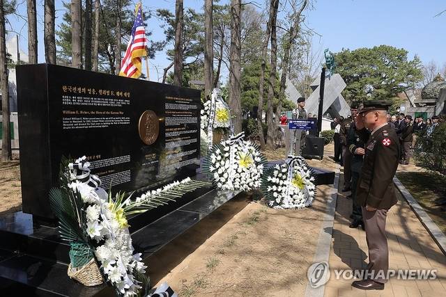 2024년 4월 9일 오후 경기도 파주시 임진각 웨버 대령 추모비에서 열린 추모행사에서 주한미군이 한화 후 경례하고 있다. 한국전쟁에 참전한 고(故) 윌리엄 E. 웨버 대령은 원주 전투에서 오른쪽 팔과 다리를 잃었으며, 전역 후 미국에서 한국전 참전용사기념비를 건립하는 등 한미 동맹에 헌신했다. 연합뉴스