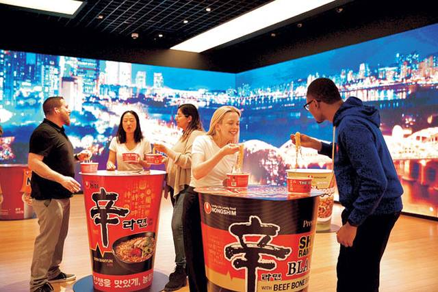 미국 뉴욕 한국문화원 청사에서 현지인들이 농심 신라면을 시식하고 있다. 농심 제공