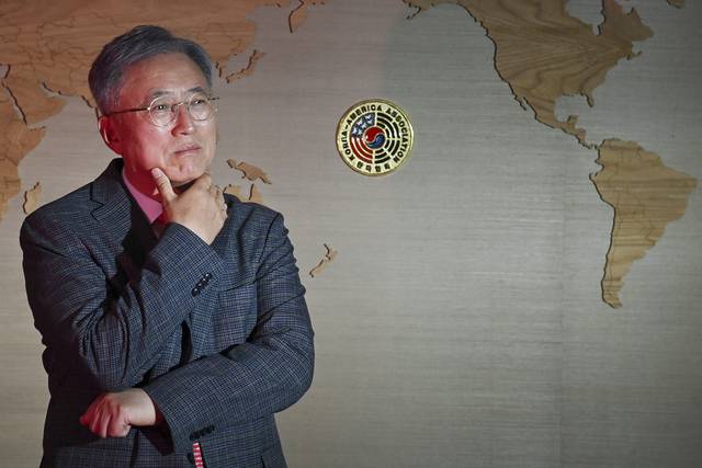 최중경 국제투자협력대사(한미협회 회장)가 지난 13일 서울 중구 한미협회 사무실에서 진행된 문화일보 인터뷰에서 미·중 패권경쟁 심화 속 도널드 트럼프 미국 대통령의 고관세 정책에 대한 한국의 대응 전략 등을 설명한 뒤 생각에 잠겨 있다. 백동현 기자