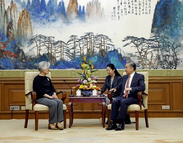 20일 강경화(왼쪽) 아시아소사이어티 회장 만난 왕이(오른쪽)중국 외교부장. 중국 외교부 제공.