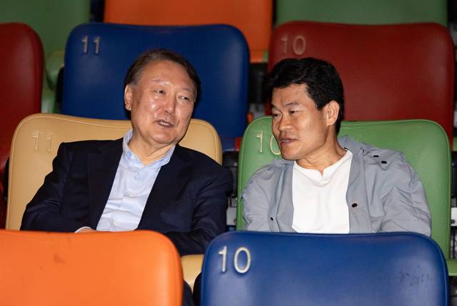 윤석열 전 대통령이 21일 오전 서울 중구 메가박스 동대문점에서 다큐멘터리 영화 ‘부정선거, 신의 작품인가’를 관람하기 앞서 전한길 씨와 대화하고 있다. 뉴시스