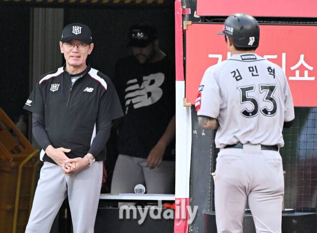 20일 오후 경기도 수원시 조원동 수원kt위즈파크에서 진행된 '2025 프로야구 KBO리그' kt위즈와 KIA타이거즈의 경기. kt 이강철 감독이 1회말 1사 2,3루서 윤영철의 폭투때 홈을 밟은 김민혁을 보고 미소짓고 있다./수원=송일섭 기자 andlyu@mydaily.co.kr