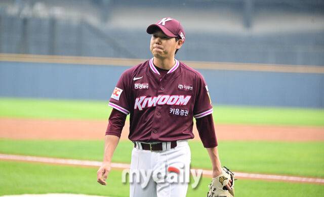 2025년 5월 15일 오후 서울 잠실구장에서 진행된 '2025 신한 SOL뱅크 KBO 리그' 키움 히어로즈와 LG 트윈스의 경기. 키움 선발투수 하영민이 4회말 투구를 마친 뒤 더그아웃으로 들어가고 있다./마이데일리