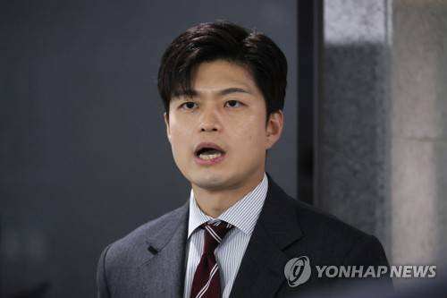 취재진 질문에 답하는 국민의힘 김용태 비대위원장 (서울=연합뉴스) 김주형 기자 = 국민의힘 김용태 비상대책위원장이 21일 서울 여의도 국회 의원회관에서 행사를 마치고 나오며 취재진의 질문에 답변하고 있다. 2025.5.21 kjhpress@yna.co.kr