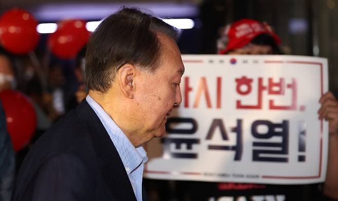 윤석열 전 대통령이 21일 서울 메가박스 동대문에서 이영돈 PD가 제작한 다큐멘터리 영화 '부정선거, 신의 작품인가'를 관람하기 위해 상영관으로 향하고 있다. 연합뉴스