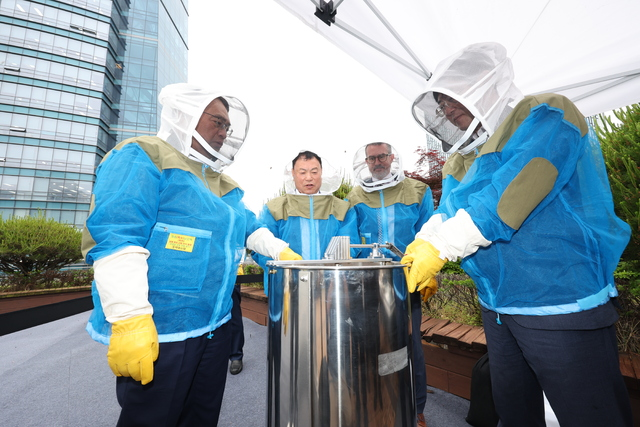 농협은 유엔(국제연합·UN)이 정한 ‘세계 꿀벌의 날’인 20일 서울 중구 농협중앙회·별관에서 도시 양봉을 통해 꿀벌과 양봉의 농업적 가치를 알린‘농협과 함께하는 도심 속 꿀벌 이야기’행사를 개최했다. 지준섭 농협중앙회 부회장(왼쪽부터), 김용래 한국양봉농협 조합장, 예르네이 뮐네르 슬로베니아 대사, 안병우 농협경제지주 축산경제대표가 별관 옥상에서 채밀 체험을 하고 있다. 김병진 기자