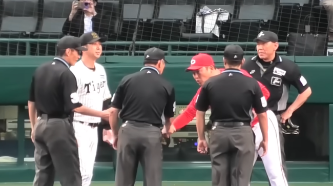 오더 교환 때 후지카와 감독의 시선을 피하는 아라이(오른쪽 붉은 유니폼). 유튜브 채널 赤ヘル坊や 캡처