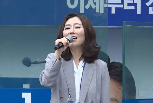 ▲ 전수미 이재명 선대위 대변인이 20일 파주에서 열린 유세에서 찬조연설을 하고 있다. ⓒ이재명 유튜브 갈무리