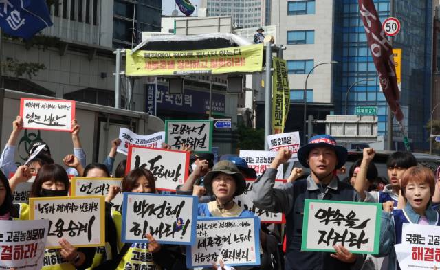 ▲한국옵티칼하이테크지회, 세종호텔지부, 거제통영고성조선하청지회 등 고공농성 3개 사업장 노조원들이 8일 서울 명동 세종호텔 고공농성장 앞에서 국회에 대해 고공농성 사업장 문제 해결을 촉구하고 있다. ⓒ연합뉴스