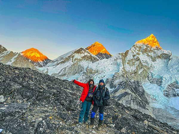 칼라파타르에서 왼쪽부터 눕체, 에베레스트, 로체 세 봉우리가 붉게 타오르는 모습을 마주했다.