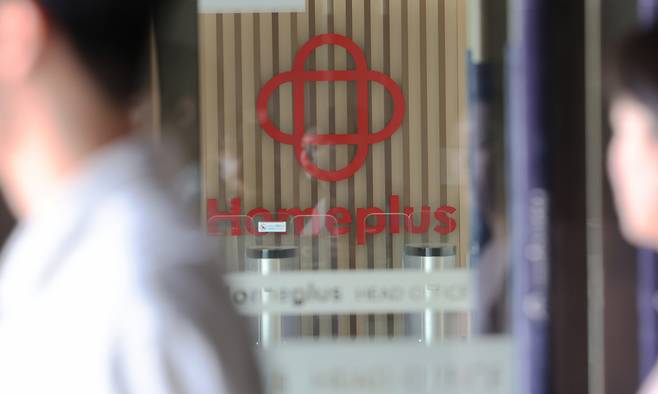 서울 강서구 홈플러스 본사에서 직원들이 출입구를 드나들고 있다. 뉴스1