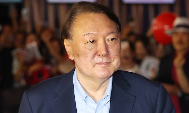 윤석열 전 대통령이 21일 서울 메가박스 동대문에서 이영돈 PD가 제작한 다큐멘터리 영화 '부정선거, 신의 작품인가'를 관람하기 위해 상영관으로 향하고 있다. 연합뉴스