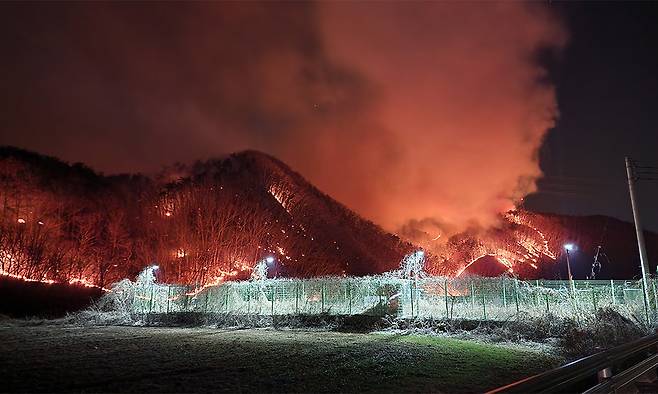 지나 3월 25일 울산 울주군 온양읍 운화리에서 발생한 산불이 민가 근처까지 확산하고 있다. 연합뉴스