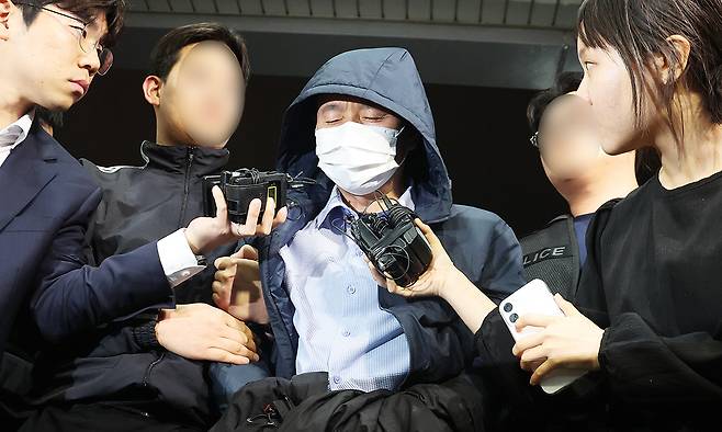 19일 경찰에 체포된 ‘시흥 흉기사건’ 용의자 차철남이 시흥경찰서로 압송되고 있다. 차철남은 경기 시흥시 정왕동 자택 등에서 2명을 살해하고, 인근 편의점 주인과 건물주 등을 흉기로 찔러 다치게 한 혐의를 받는다. 연합뉴스