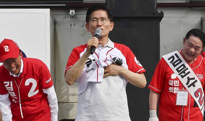 국민의힘 김문수 대선후보가 21일 경기 파주시 새암공원 앞에서 열린 유세에서 선거운동복을 들춰보이며 방탄조끼를 안 입는다고 말하고 있다. 파주=이재문 기자