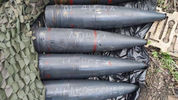 19일(현지시간) 친러시아 유력 군사전문 텔레그램 계정은 170㎜ 포탄을 쓰는 북한제 M1989 곡산 자주포의 발사 장면이 처음으로 공개됐다며 관련 자료를 전달했다. 사진은 곡산 자주포에 쓰이고 있는 것으로 추정되는 170㎜ 포탄. 2025.5.19 텔레그램