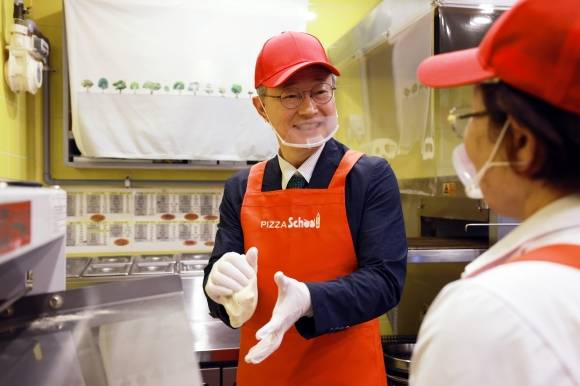 피자 만들기 시연에 참여한 장인홍(왼쪽) 구로구청장이 지난 20일 피자스쿨 구로항동점에서 열린 ‘제3회 정다운 피자 나눔데이’에서 참여자와 이야기를 나누고 있다. 구로구 제공