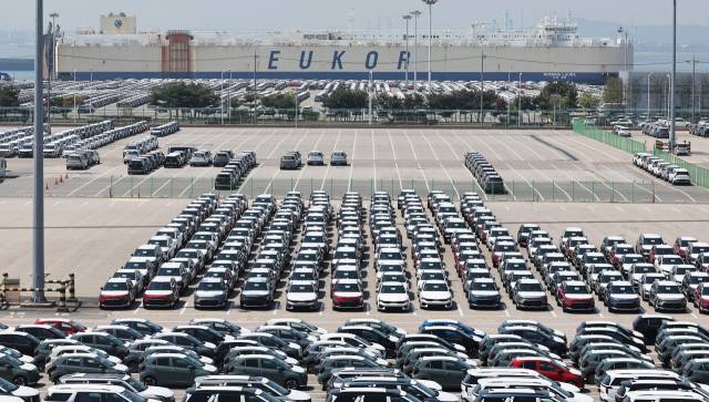 지난달 29일 경기도 평택항에 수출용 자동차가 세워져 있는 모습. 연합뉴스