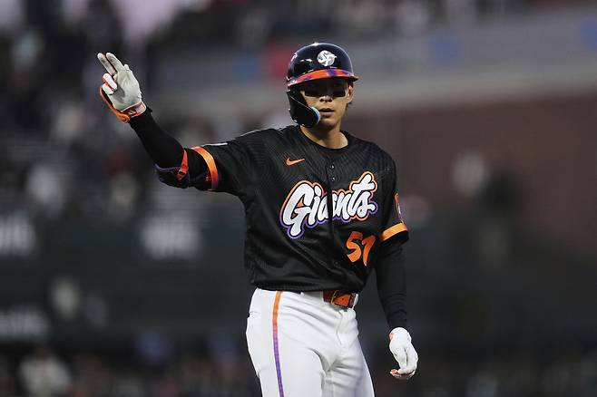 샌프란시스코 이정후가 21일 캔자스시티전에서 5회초 적시타를 친 뒤 손을 들어보이고 있다. AP연합뉴스