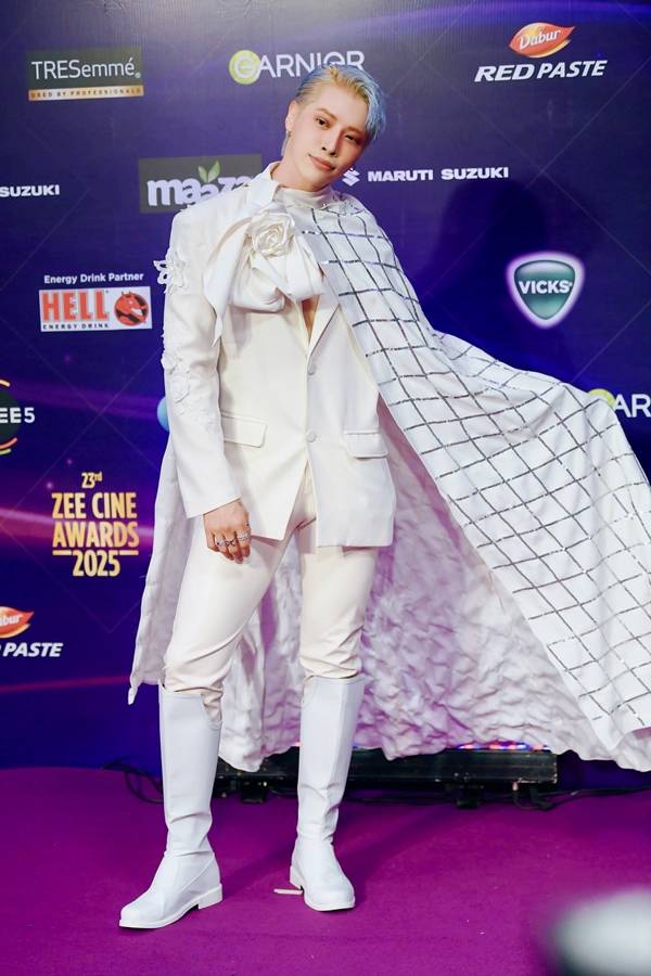 ▲ 인도 유명 시상식 '지 어워즈'에 깜짝 등장한 아우라. 제공|(주)일공이팔, HBC HOUSE, vectormob