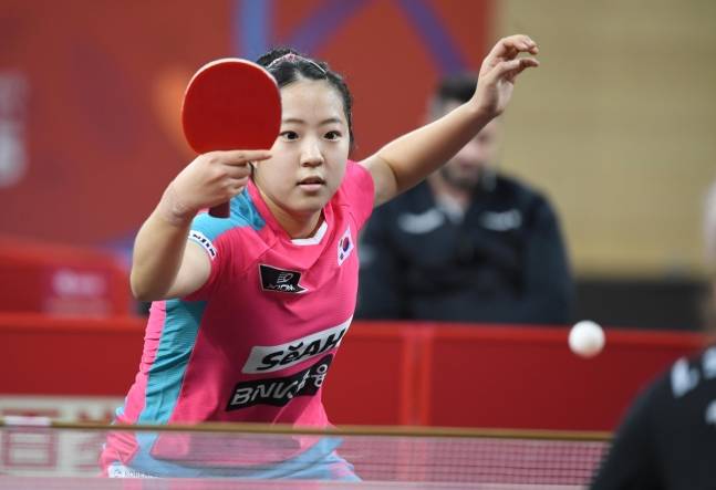 ▲ 한국 여자탁구 에이스 신유빈이 2025 국제탁구연맹(ITTF) 세계선수권대회(개인전) 여자단식 16강에 진출했다. 이번 대회서 여자 단·복식과 혼합복식에 도전한 신유빈은 현재까지 3개 종목 모두 생존에 성공, 통산 2번째 세계선수권대회 메달 획득 청신호를 켰다. ⓒ연합뉴스