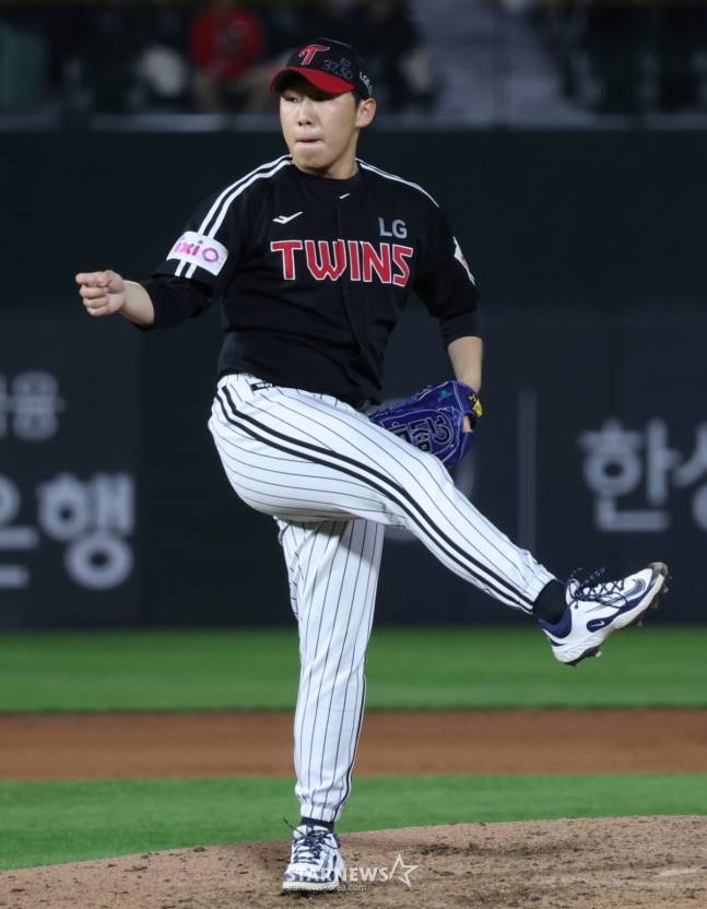 LG 박명근이 20일 사직 롯데전에서 6회 역투하고 있다. /사진=김진경 대기자