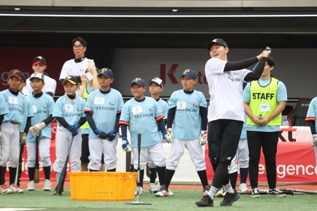 KT 소형준이 유소년 선수들과 즐거운 시간을 보내고 있다. /사진=한국프로야구선수협회 제공