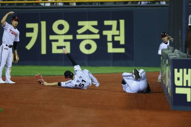 LG 홍창기가 지난 13일 잠실 키움전 9회말 2사 만루에서 수비 도중 김민수와 부딪혀 쓰러졌다. /사진=LG 트윈스 제공