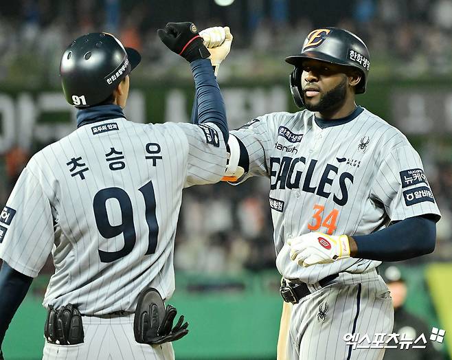 17일 오후 인천SSG랜더스필드에서 열린 '2025 신한 SOL Bank KBO리그' 한화 이글스와 SSG 랜더스의 경기, 5회초 2사 2,3루 한화 플로리얼이 2타점 적시타를 날린 후 기뻐하고 있다. 엑스포츠뉴스 DB