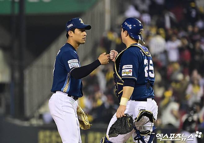 24일 오후 서울 송파구 잠실야구장에서 열린 '2025 신한 SOL Bank KBO리그' NC 다이노스와 LG 트윈스의 경기, NC가 선발투수 라일리의 6이닝 무실점 호투에 힘입어 3:1의 스코어로 승리하며 위닝 시리즈를 달성했다. 경기 종료 후 NC 류진욱 김형준이 승리의 기쁨을 나누고 있다. 엑스포츠뉴스 DB