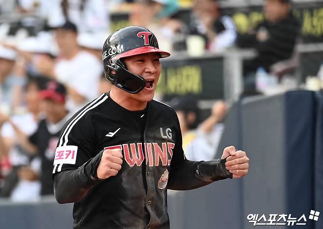 LG 내야수 오지환은 21일 사직구장에서 열린 '2025 신한 SOL Bank KBO 리그' 롯데와 주중 3연전 두 번째 경기에서 7회초 대타로 교체 출전했다. 희생플라이를 쳐 공격에 활력을 불어넣었다. 엑스포츠뉴스 DB