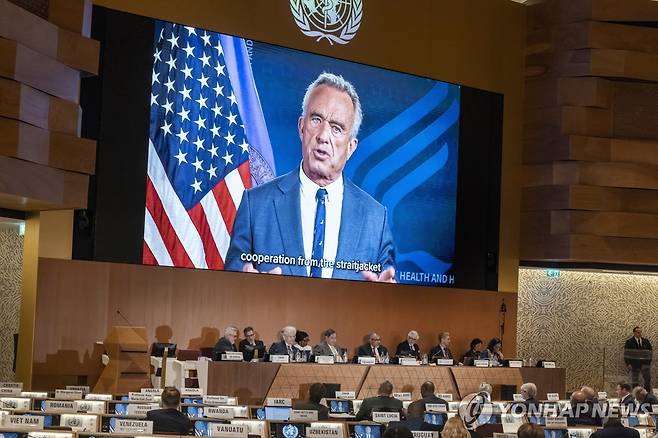 로버트 케네디 주니어 미 보건장관 영상 성명 (제네바 AP=연합뉴스) 로버트 케네디 주니어 미국 보건부 장관이 20일(현지시간) 스위스 유엔 제네바사무소에서 열린 세계보건기구(WHO) 연례 총회에서 영상 성명을 발표하고 있다. 2025.05.20 photo@yna.co.kr