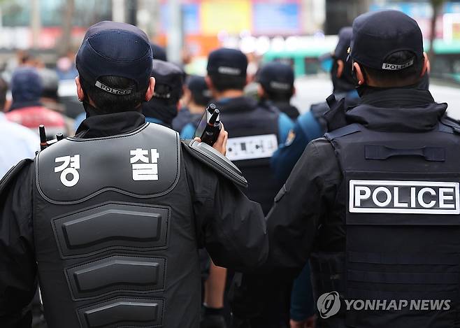 시흥서 흉기로 4명 사상, 분주하게 이동하는 경찰 (시흥=연합뉴스) 홍기원 기자 = 19일 경기도 시흥의 편의점과 체육공원 등에서 50대 중국동포가 시민 2명을 잇달아 흉기로 찌르는 사건이 발생해 경찰이 수사에 나선 가운데 용의자의 자택과 그 주변에서 시신 2구가 발견됐다.
사진은 편의점 인근에서 경찰이 분주하게 이동하는 모습. 2025.5.19 xanadu@yna.co.kr