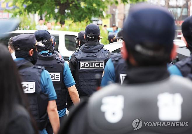 시흥서 흉기로 4명 사상, 분주하게 이동하는 경찰 (시흥=연합뉴스) 홍기원 기자 = 19일 경기도 시흥의 편의점과 체육공원 등에서 50대 중국동포가 시민 2명을 잇달아 흉기로 찌르는 사건이 발생해 경찰이 수사에 나선 가운데 용의자의 자택과 그 주변에서 시신 2구가 발견됐다. 사진은 편의점 인근에서 경찰이 분주하게 이동하는 모습. 2025.5.19 xanadu@yna.co.kr